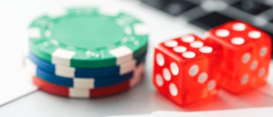 Online-pokeri vs tavallinen pokeri - mikä on ero?