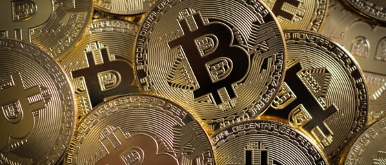 Bitcoin vs. perinteiset maksutavat online-kasinoissa: plussat ja miinukset